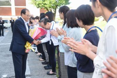 見送る町職員にあいさつする武内教育長