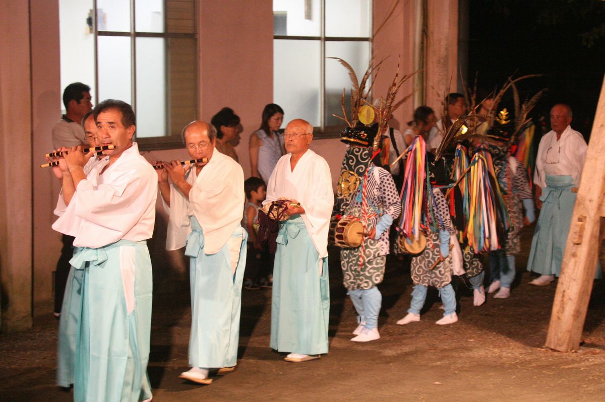 熊川の諏訪神社に入る子どもたち