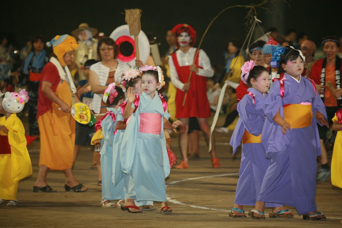 趣向を凝らした仮装やそろいの浴衣で盆踊りを踊る町民