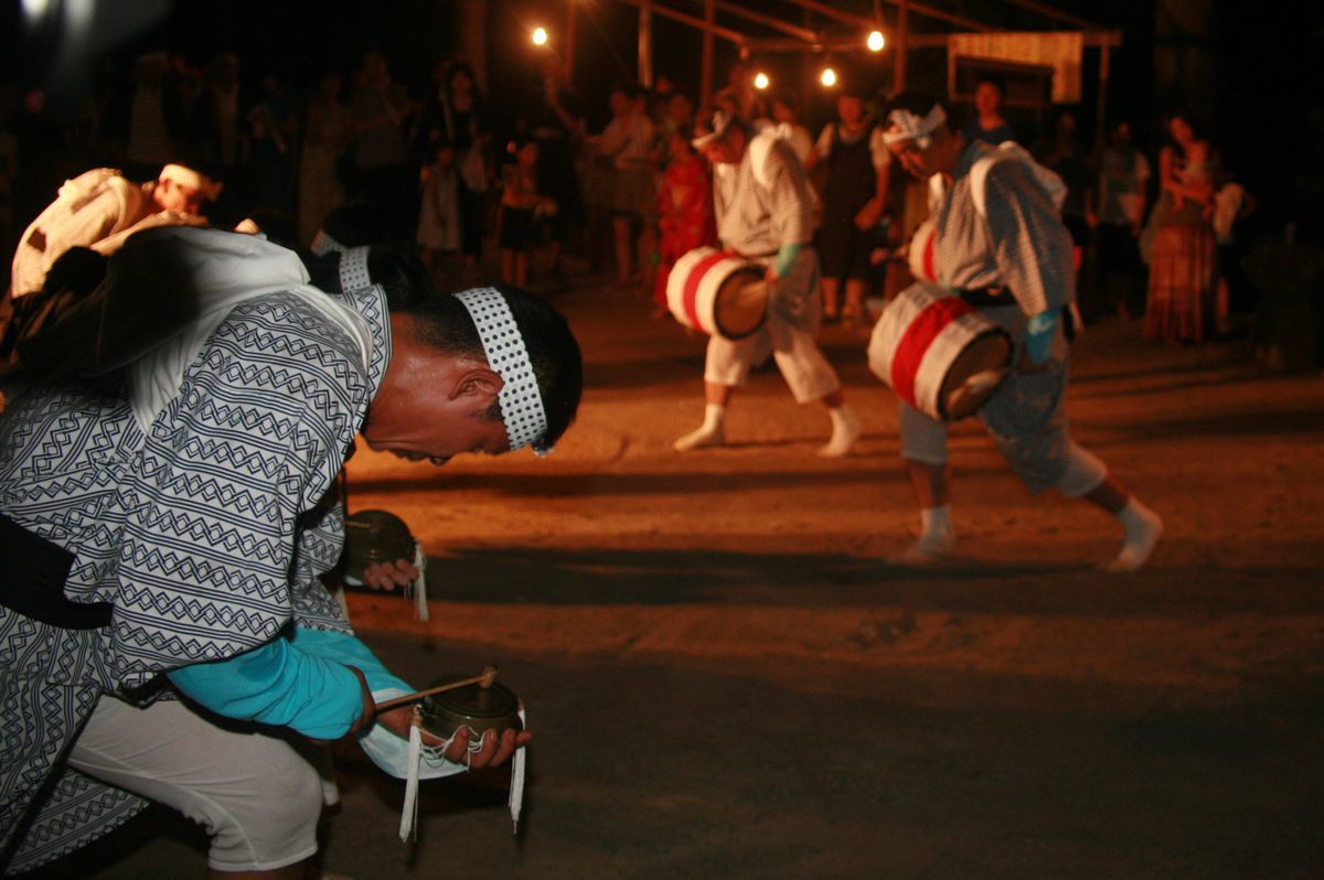 地区の皆さんやカメラマンが多数詰め掛けた会場で踊りを披露する保存会の皆さん