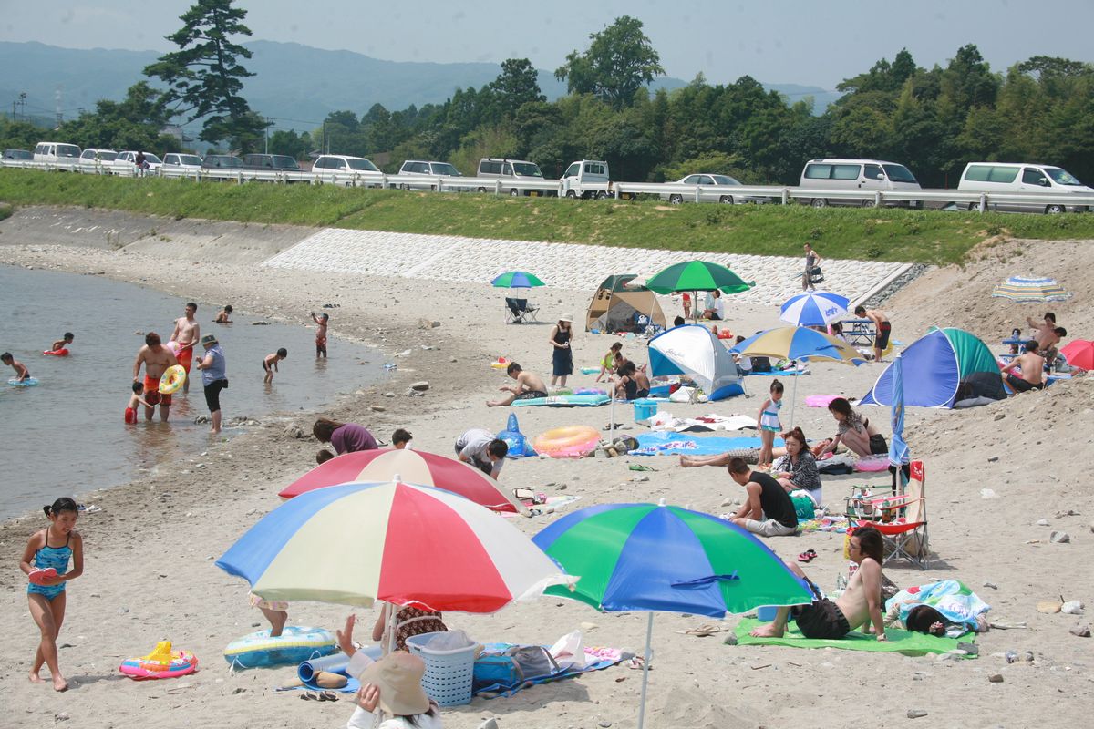 たくさんの人でにぎわう海岸