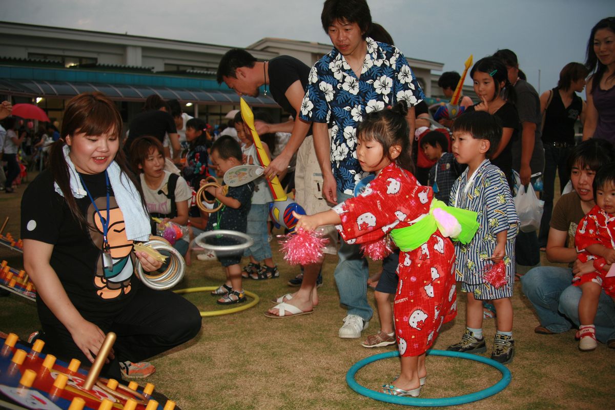 かわいらしい浴衣を着て輪投げをする女の子