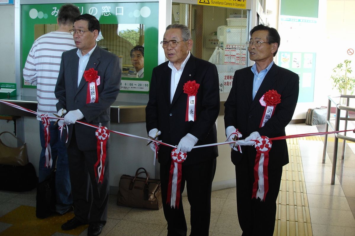 大野駅で行われた出発式でテープカットを行う志賀町長ら