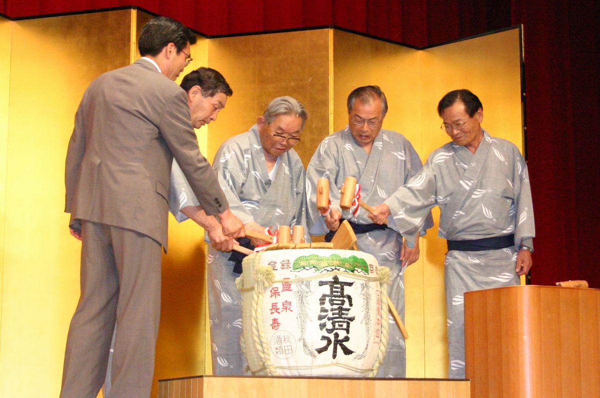 第25回町民号を祝し、鏡開きを行う志賀町長ら