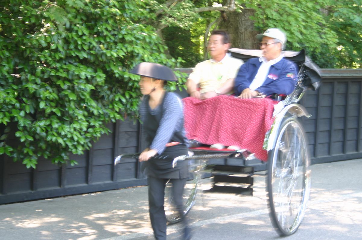 角館の武家屋敷通りで人力車を楽しむ参加者