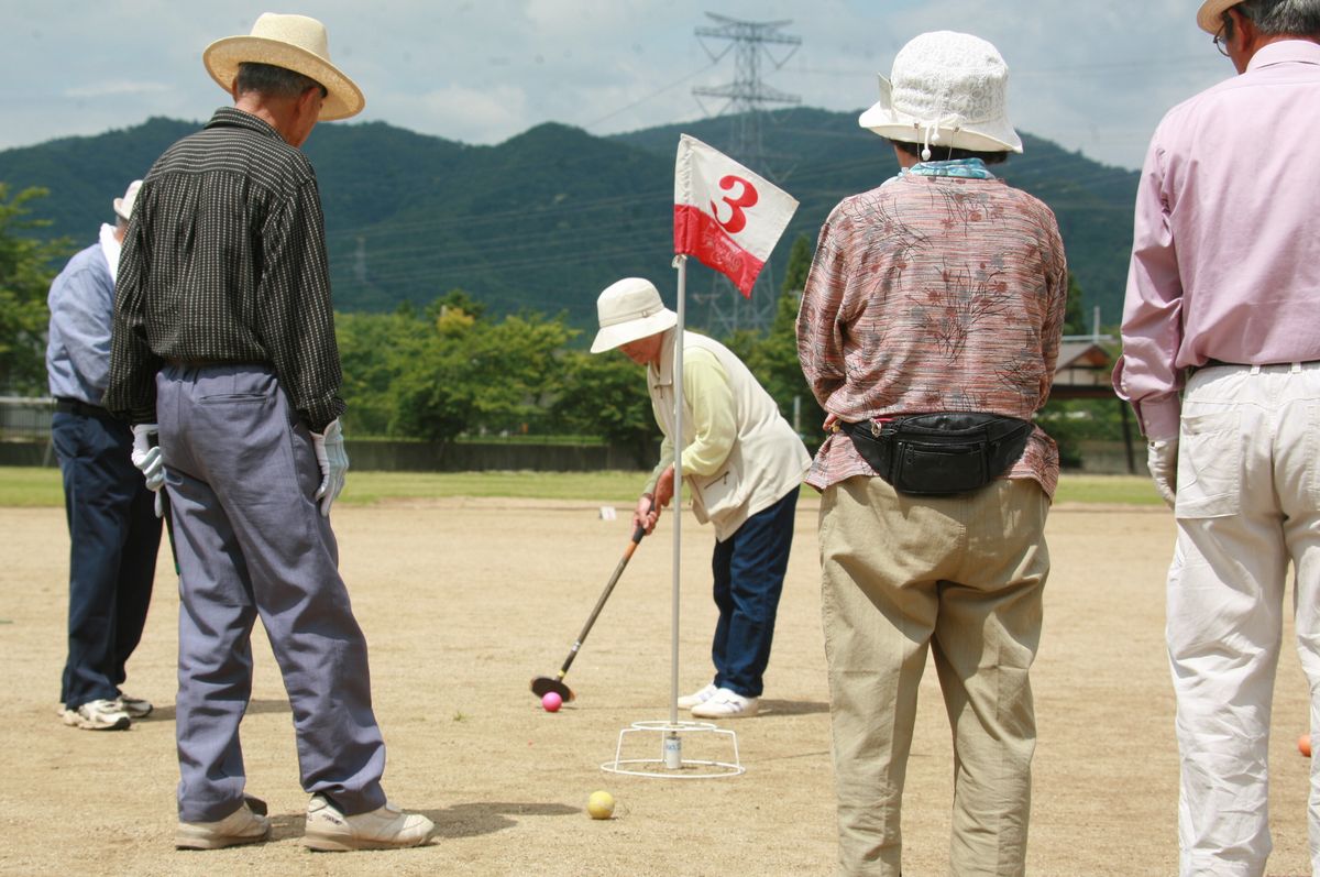 仲間が見守る中、ゲートを狙いボールを打つ参加者