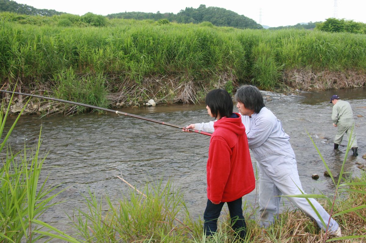 朝早くから熊川を訪れ、鮎釣りに挑む親子