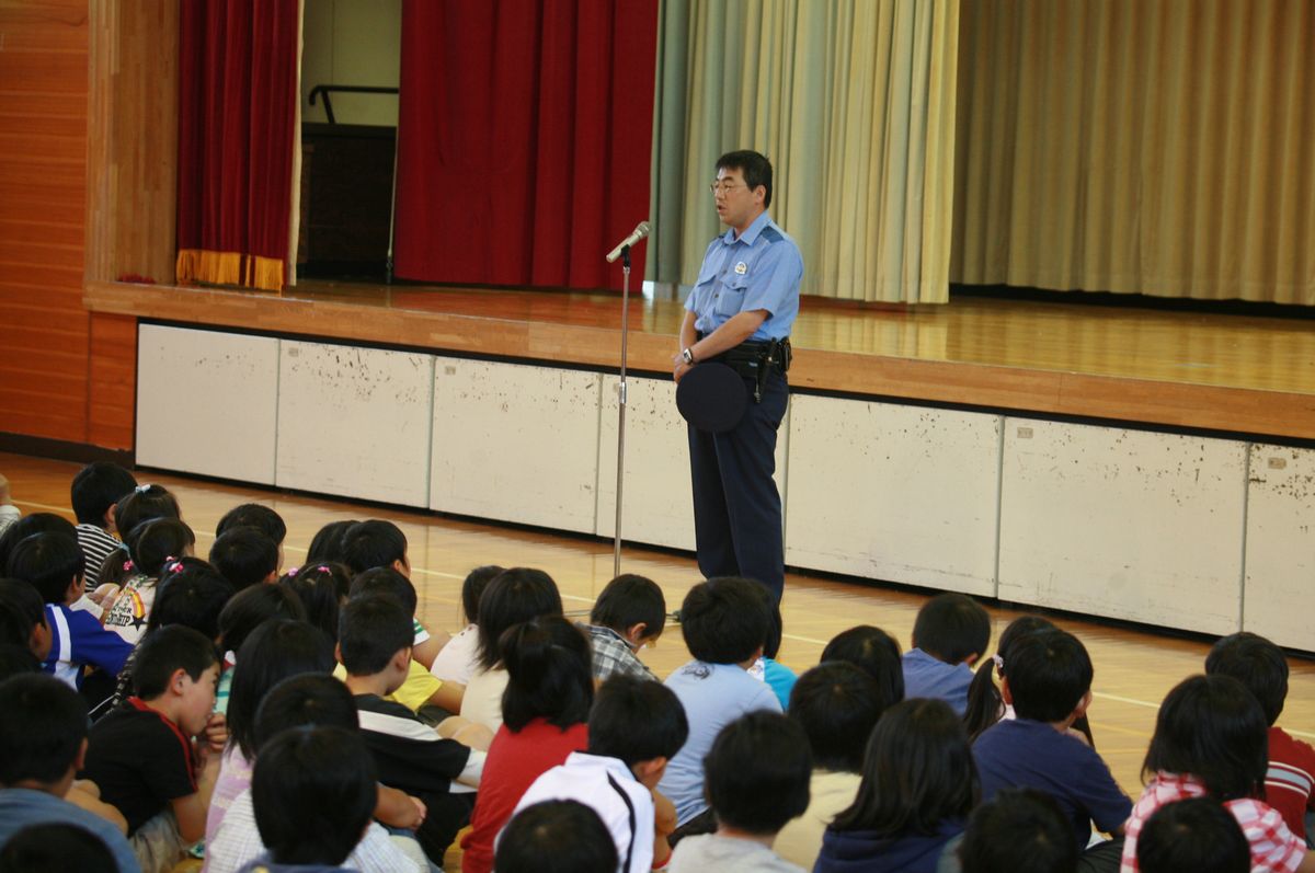 警察の方から防犯についての話を聞く児童たち