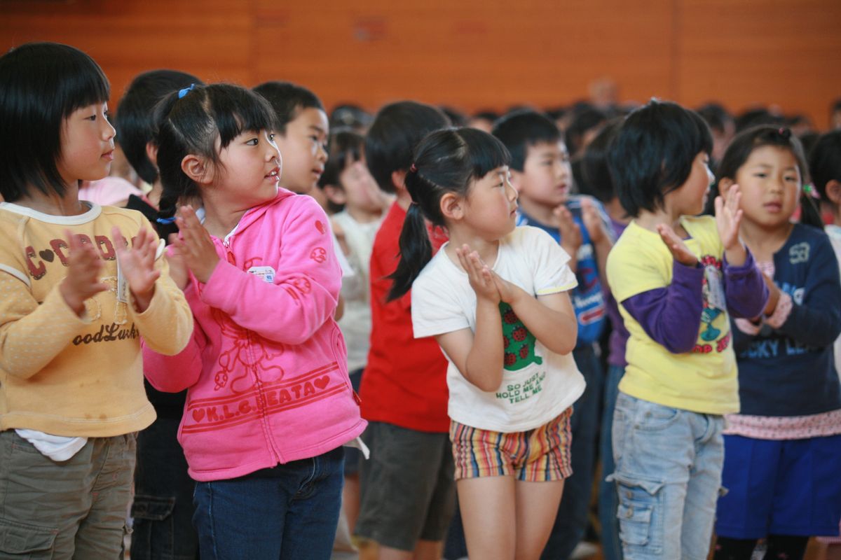 演奏に合わせて手拍子でリズムをとる児童たち