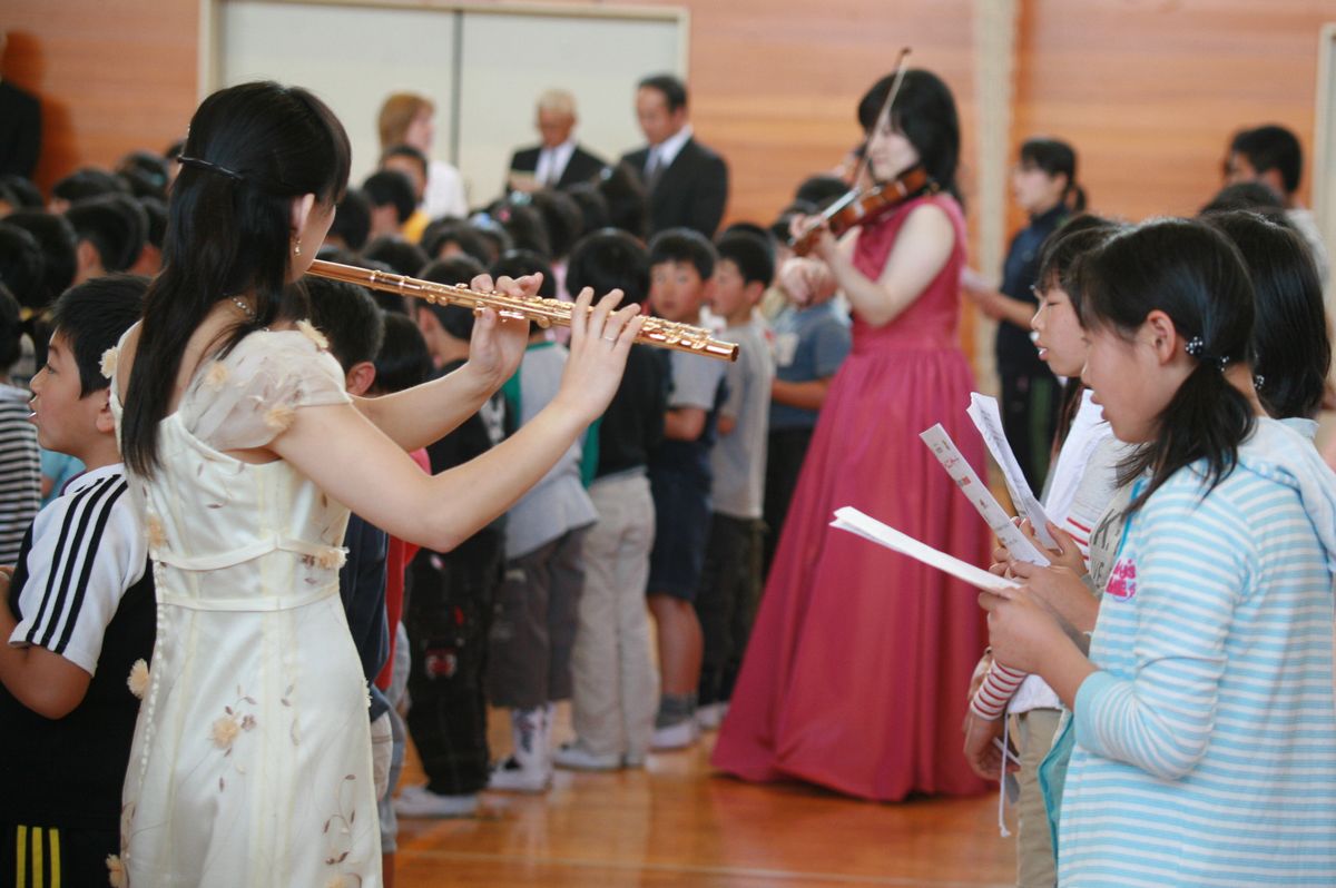 児童たちのすぐ近くまできて演奏をする楽団のメンバー