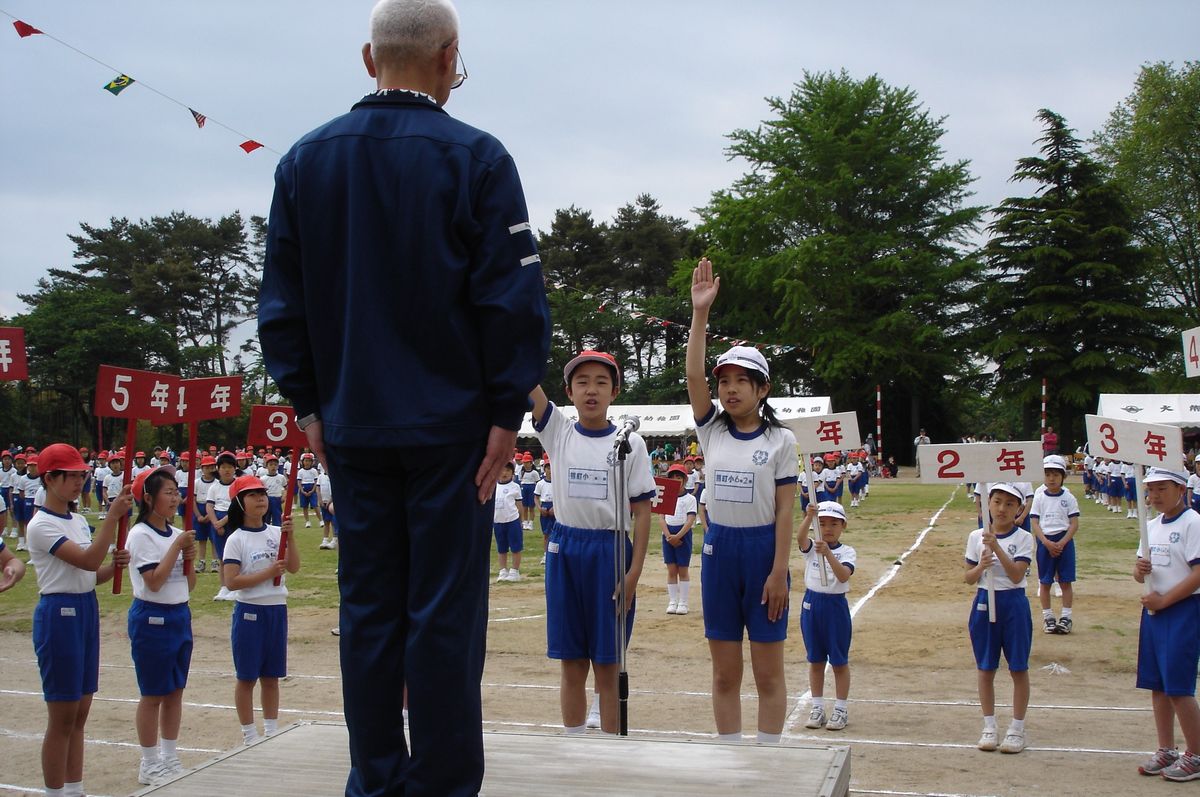 開会式で選手宣誓をする児童の代表