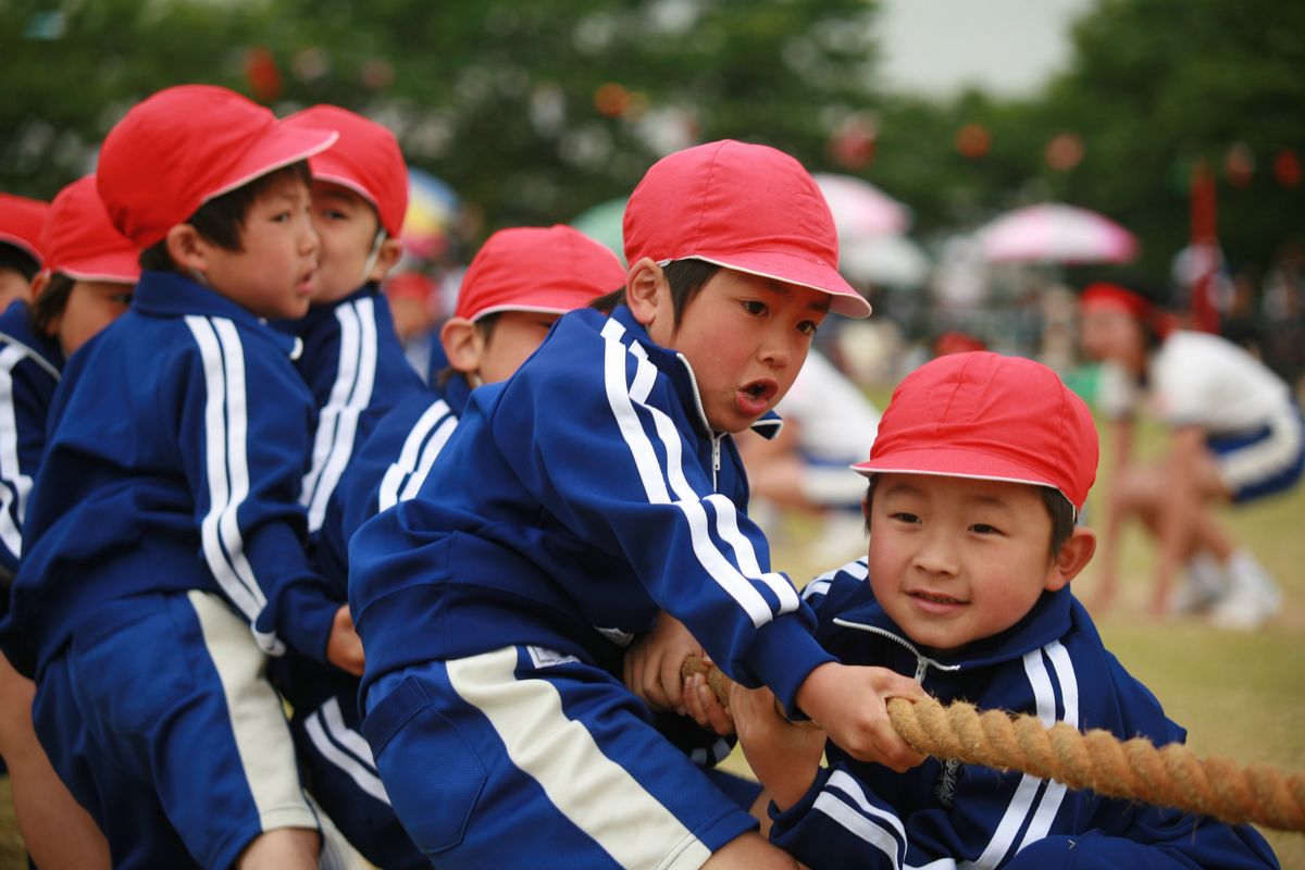 「綱引き」勝利を目指し力を込めて綱を引く児童たち