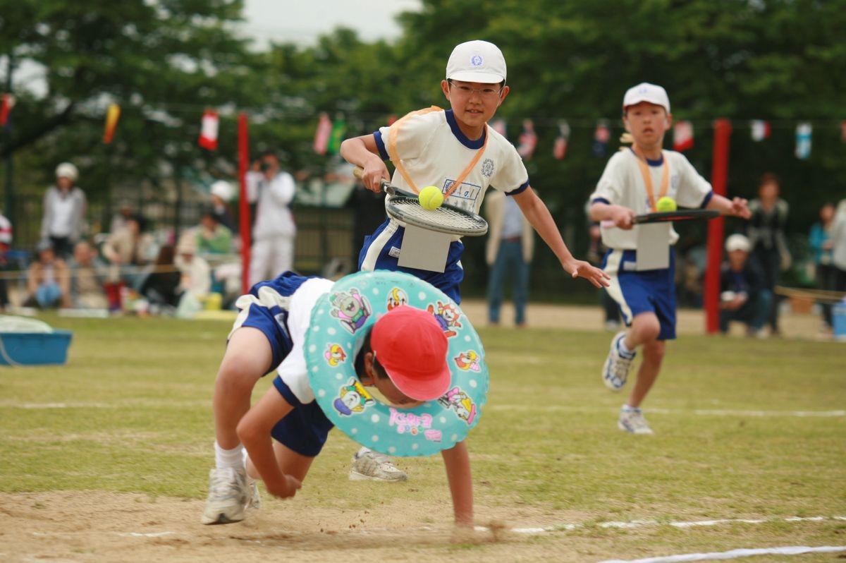 「大野小学校オリンピック」テニスラケットを持ったり、首に浮輪を付けたり様々なオリンピック種目に扮してゴールしました