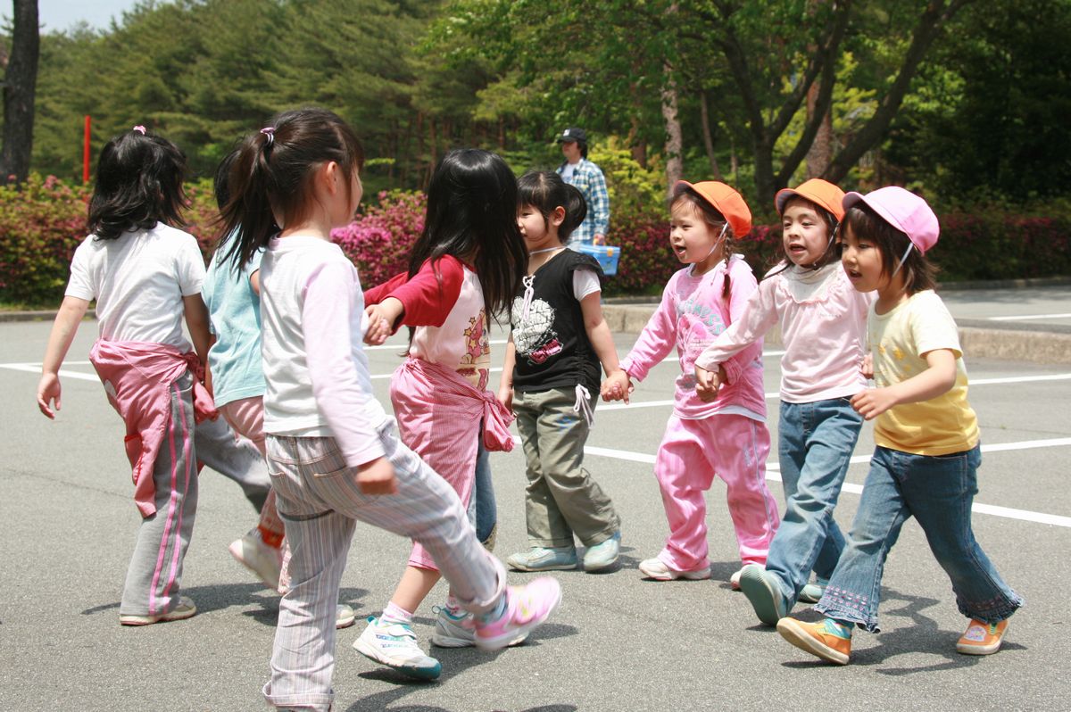 「はないちもんめ」で遊ぶ園児たち