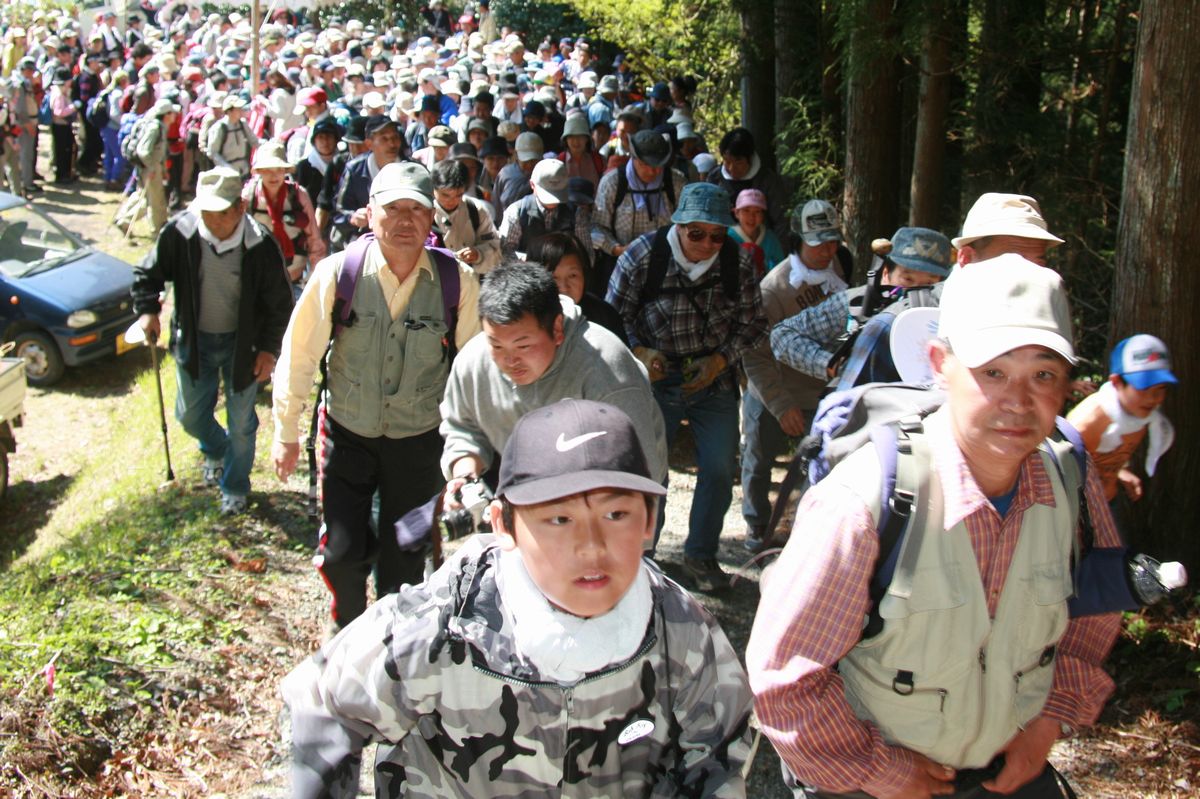 思い思いのぺースで山頂を目指す参加者たち