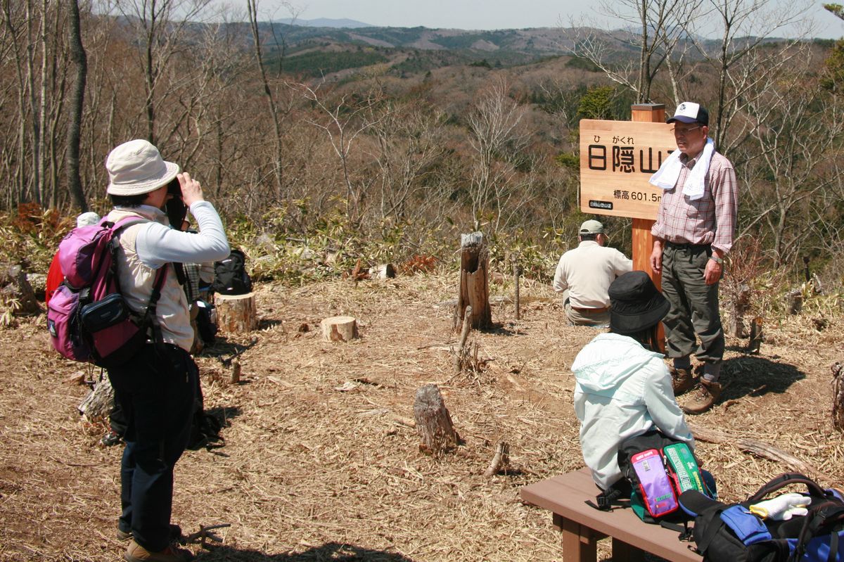 山頂で記念撮影をする参加者