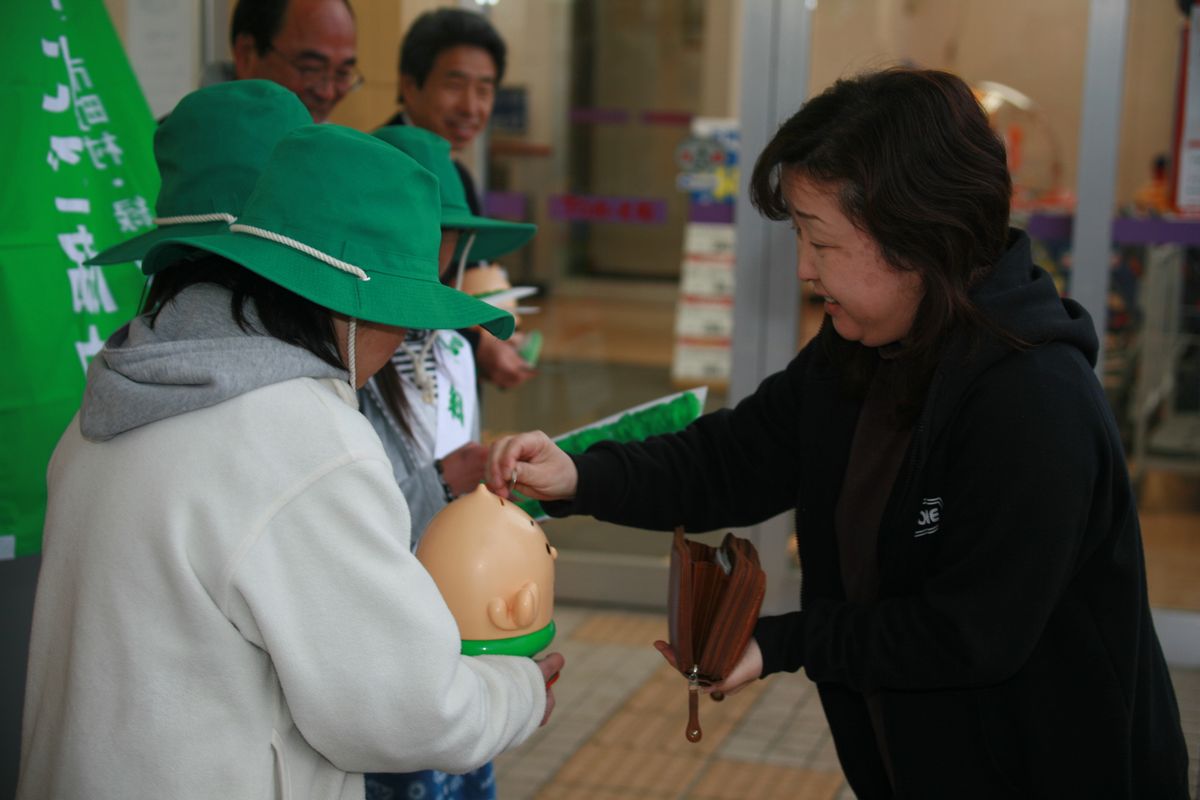 笑顔で募金に協力してくれた町民