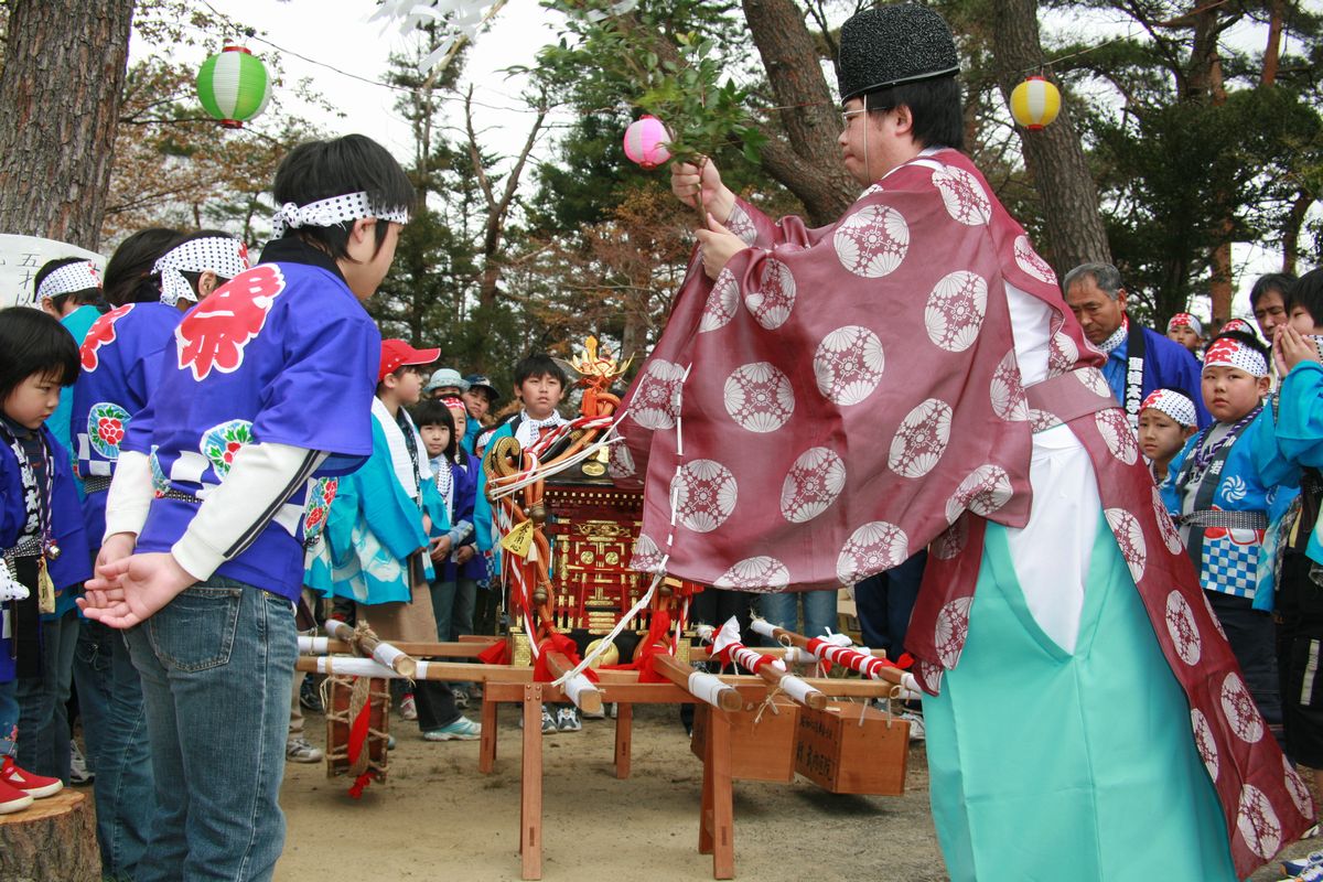 聖徳大使神社で行われる神輿のお祓いの様子