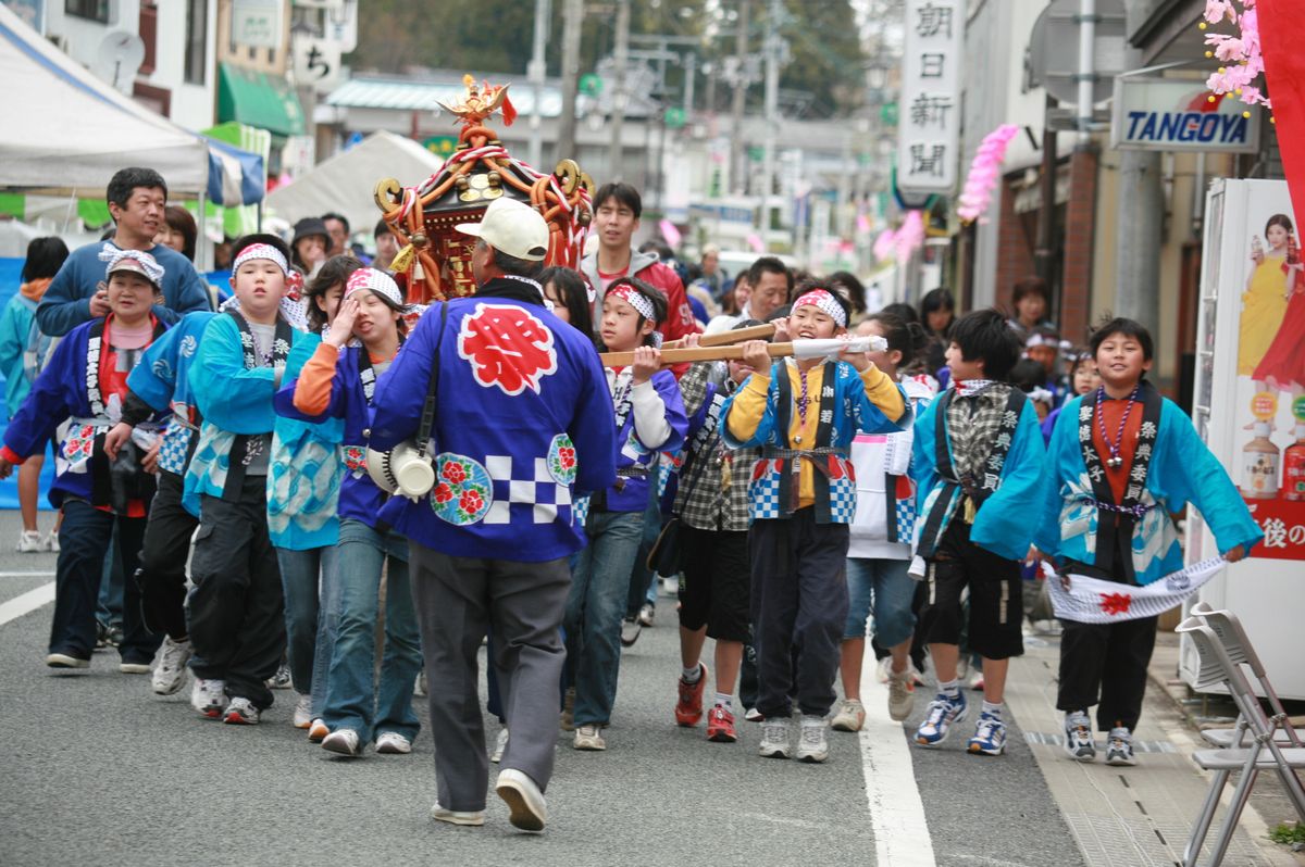 駅前通り商店街を練り歩く子ども神輿