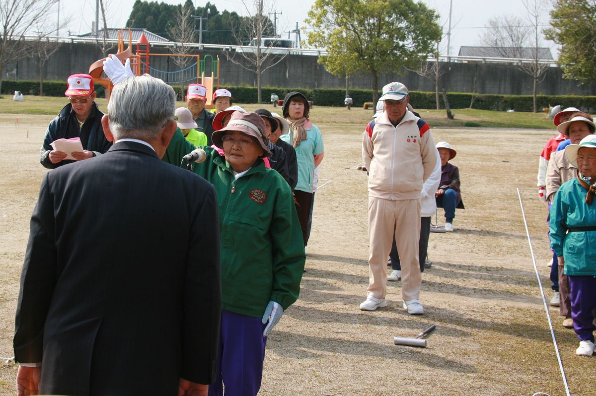 開会式で選手宣誓をする参加者