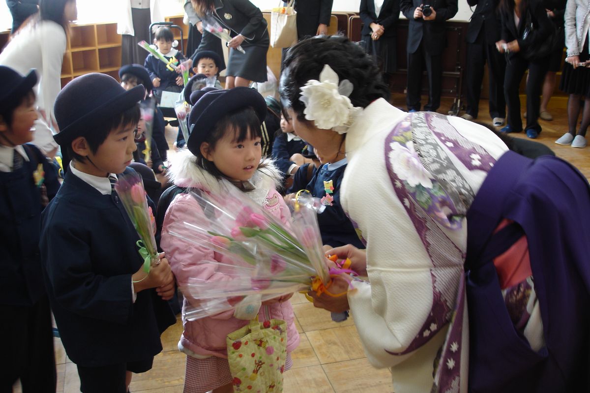 担任の先生に、花とともに感謝の気持ちを伝える卒園児