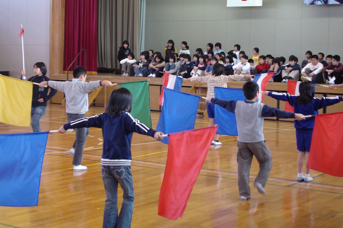 新鼓笛隊の演奏を見守る6年生一同