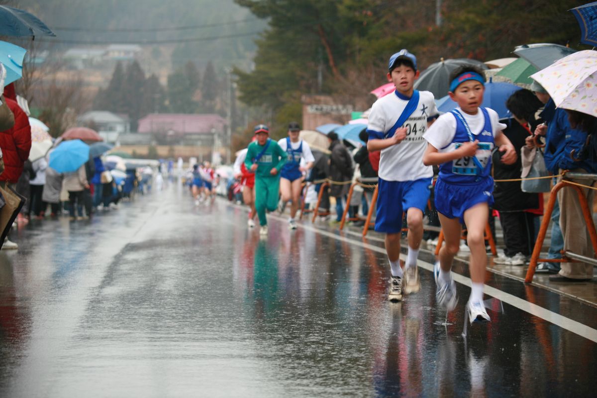 たくさんの沿道の応援の中を走り抜ける選手