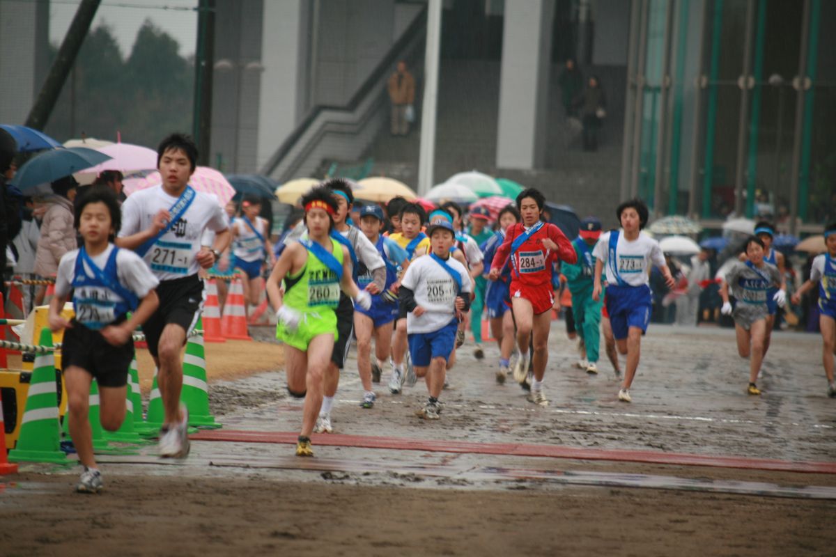 雨が降りドロドロになったグラウンドを懸命に走る選手たち