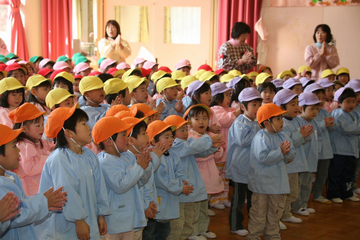 人形たちと一緒に手遊びで楽しむ園児たち