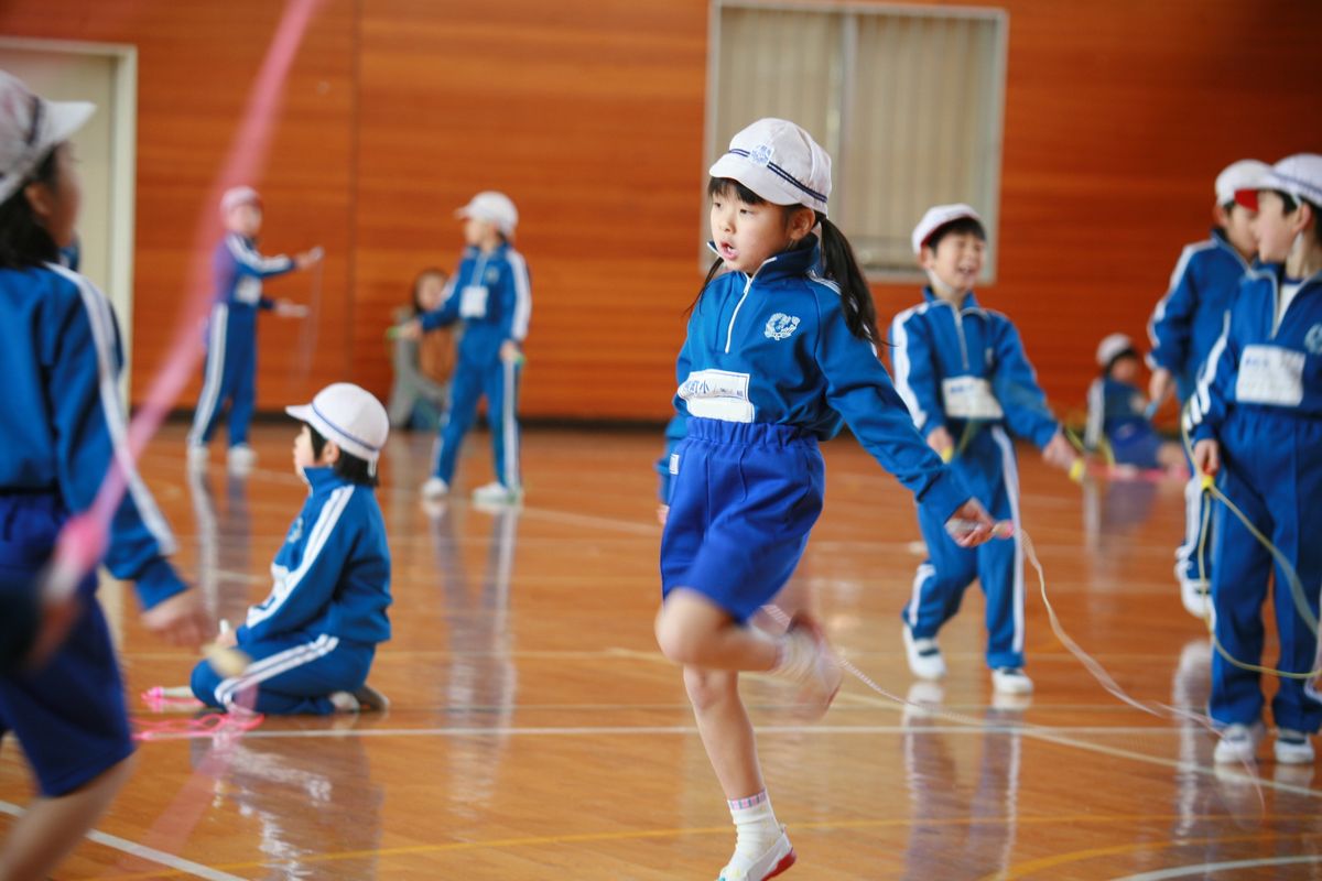 片足跳びに挑戦する児童