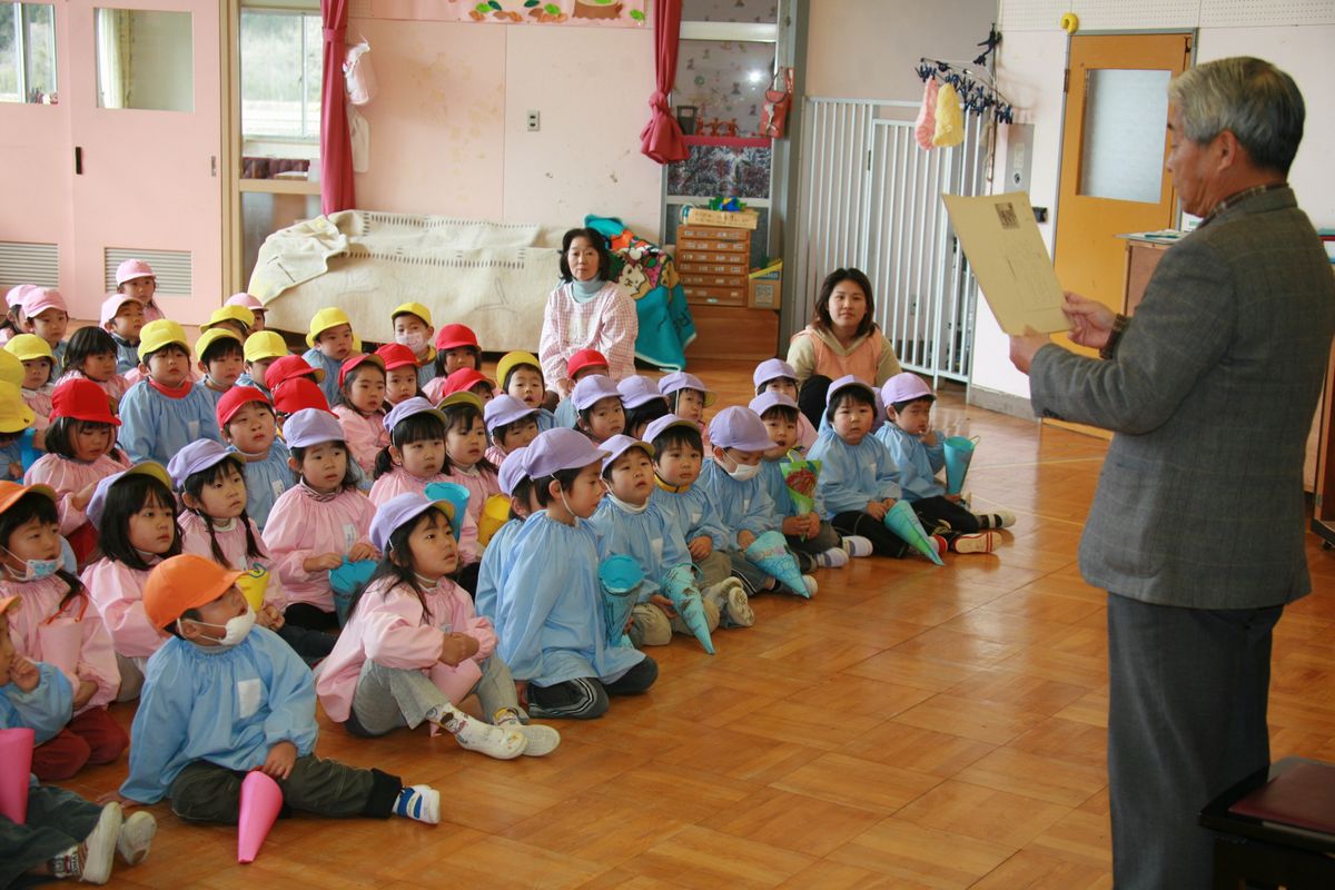 節分について学習する園児たち