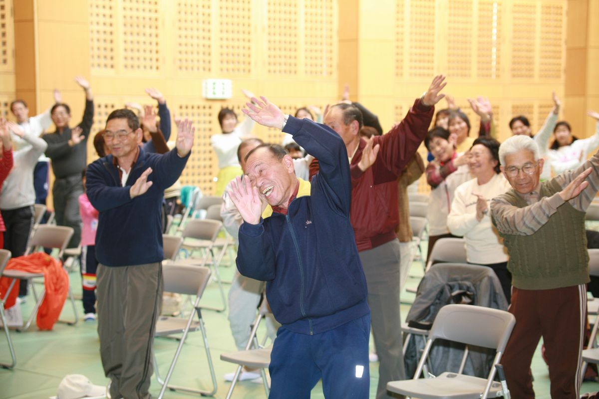 音楽に合わせて行うことができる有酸素運動「盆パラビクス」を楽しむ参加者たち