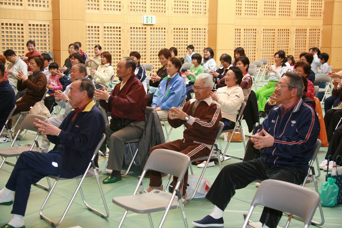 笑顔で講演会を楽しむ参加者