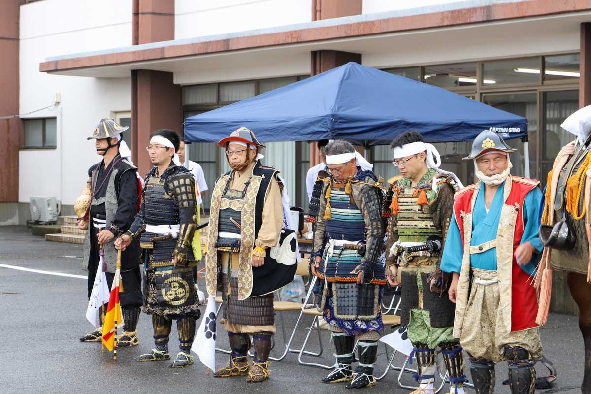 御本陣までのお行列を前に、出陣式を行う大熊町騎馬会の武者たち