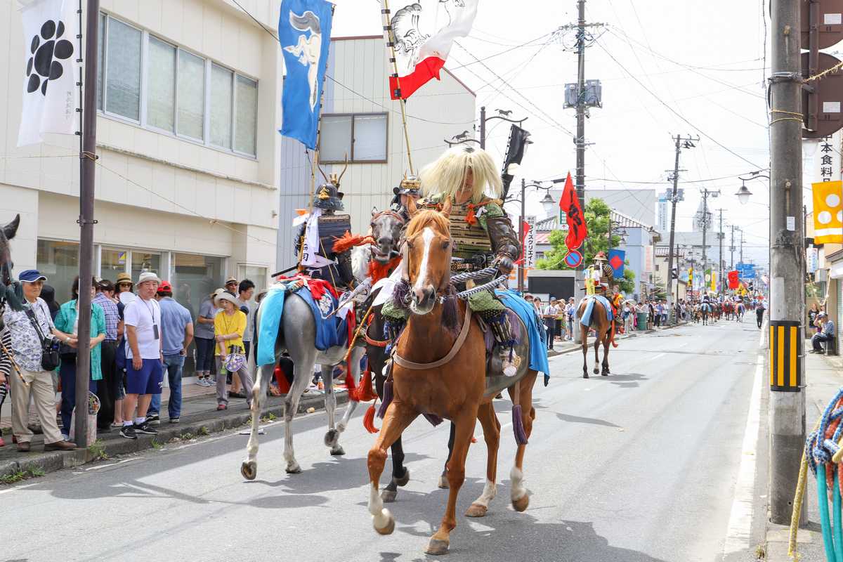 お行列中、伝令に走る副軍師付御使番の小野田さん