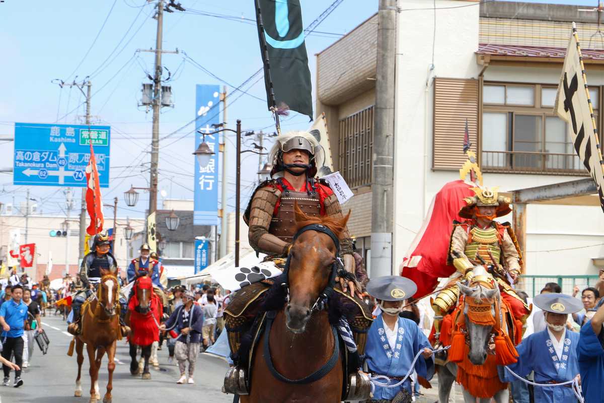 お行列で行進する郷大将付組頭の吉田さん