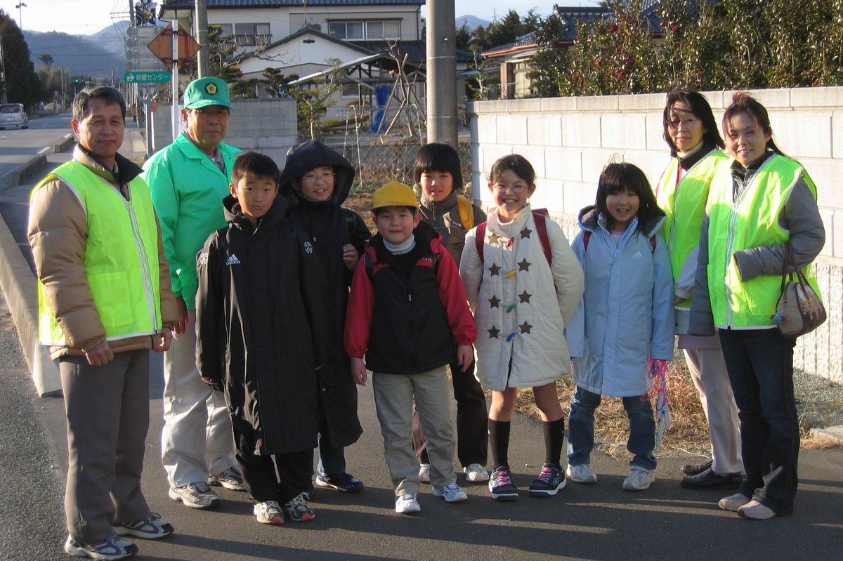 街頭指導を行う防犯協会熊3区部会と防犯指導隊、大野幼稚園PTAの皆さん（2）