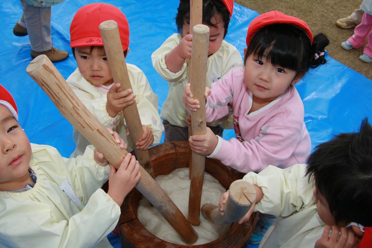 大きな臼と杵でもちつきをする子どもたち（3）