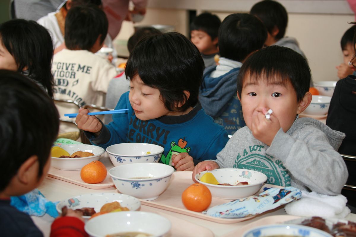 つき上がったもちはあんこもちなどにして子どもたち全員でいただきました