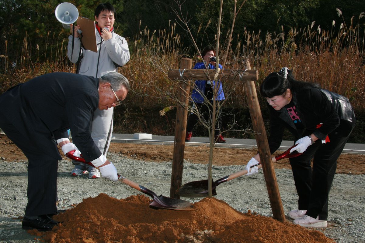 記念の植樹をする志賀町長と大山のぶ代さん