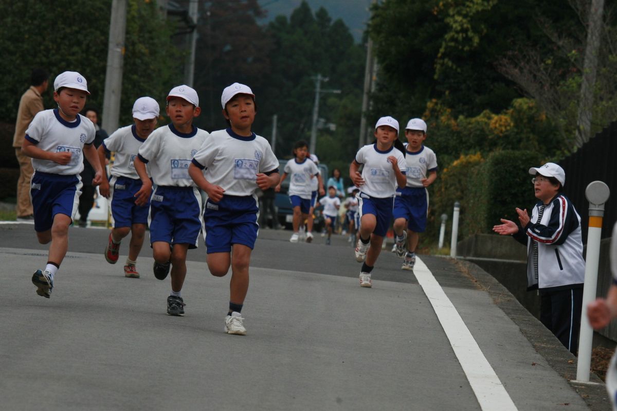 沿道の応援を受け一生懸命に走る2年生