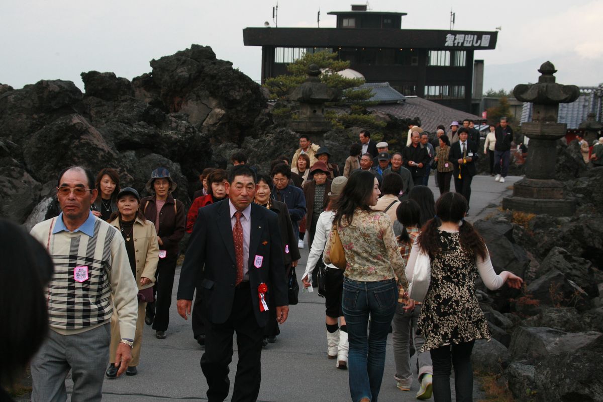 群馬県吾妻郡嬬恋村の鬼押出し園を見学する参加者