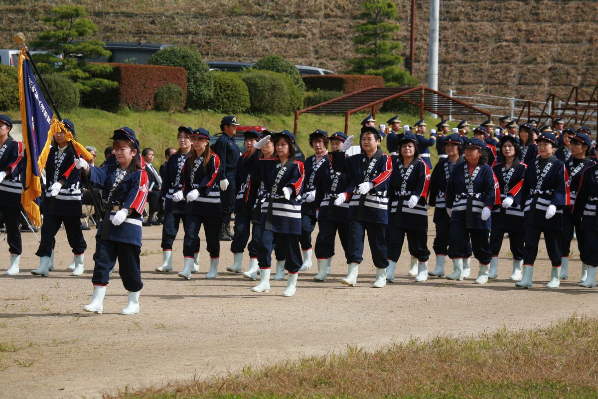 分列行進する婦人消防隊員