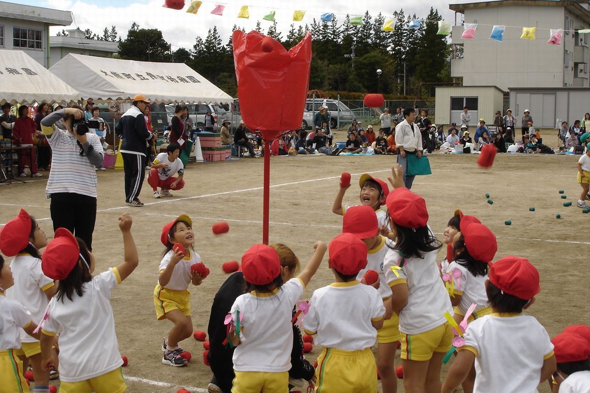 元気よく玉入れを楽しむ園児たち