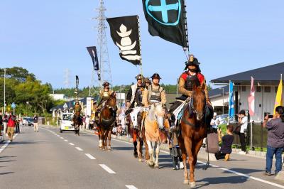 大川原地区で帰り馬行列