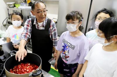 町商業施設おおくまーとの軽食・喫茶レインボーで6月8日、学び舎ゆめの森の子どもたちがネクサスファームおおくまのイチゴを使ったジャムの作り方を教わりました。