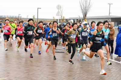 おおくま駅伝が12月17日、町内大川原地区で開かれました。昭和63年に町民駅伝競走として始まった同大会は、平成23年を最後に開催が途絶えていたため、東日本大震災後13年ぶりです。震災前は、県内各地から集まった出場者らが町内を駆け抜ける冬の風物詩となっていました。写真は、スタートした一般の部の出場者の様子。