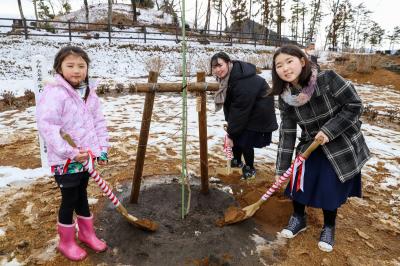 町立学び舎ゆめの森の卒園児と卒業生の3人が3月8日、卒園・卒業を記念し、大川原地区の頭森公園に桜の苗木を植樹しました。植えられた桜は「きぼうの桜」という名前で、国際宇宙ステーション「きぼう」に運ばれて宇宙で約8か月を過ごした「宇宙桜」と呼ばれる桜の種から育てた苗木です。