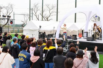 大熊インキュベーションセンターで3月17日、「通底（ツーツーテーテー）復興＆交流イベントおおくま学園祭2024」が開かれました。おおくま学園祭の開催は昨年に続き2回目です。写真は、トップバッターでステージを盛り上げた2人組バンドのAmber's