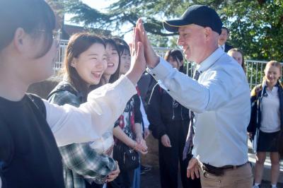 2024年3月23日〜29日、令和5年度大熊町海外派遣事業「おおくま希望の翼」で、中学生〜大学生の15人が姉妹都市のオーストラリア・バサースト市を訪れました。団員たちはバサースト市民の温かい歓待を受け、現地の高校等で英語やオーストラリアの文化を学びました。